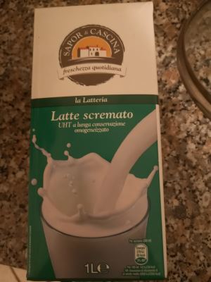 Latte scremato uht