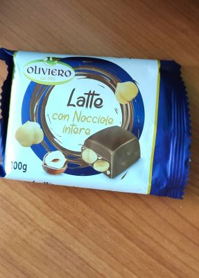 Cioccolato al latte con Nocciole Intere