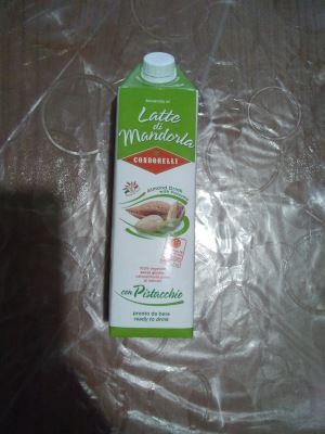 Latte di mandorla con pistacchio 