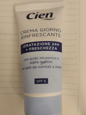 Crema da giorno rinfrescante con acido ialuronico e alghe marine 