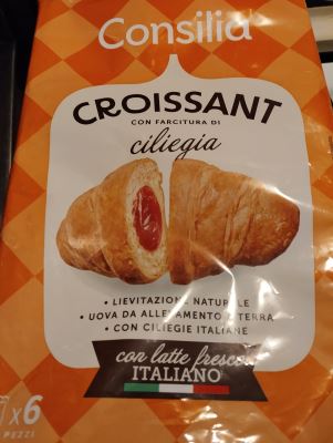 Croissant con farcitura di ciliegia