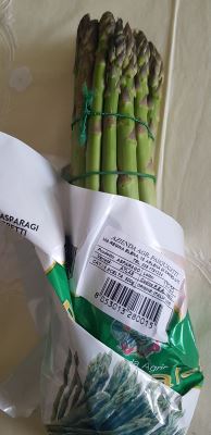 Asparagi verdi freschi