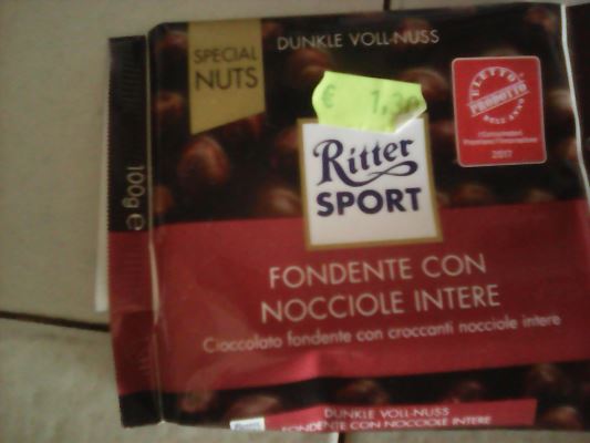 Fondente con nocciole intere