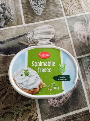 Spalmabile fresco con erbe aromatiche