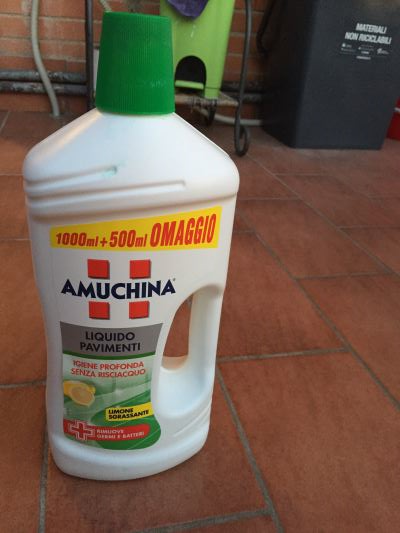 Amuchina Igienizzante Pavimenti Limone Azione Sgrassante 1000 + 500 Ml 