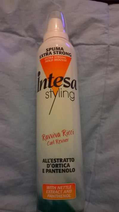 INTESA STYLING SPUMA RAVVIVA RICCI 300ML.ESTRATTO DI ORTICA E PANTENOLO