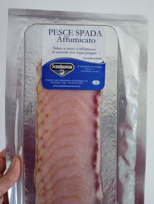 Pesce spada affumicato affettato