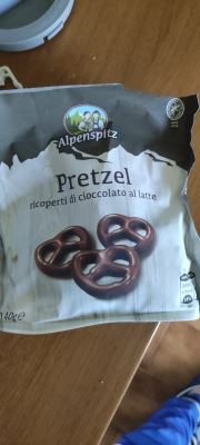 Pretzel ricoperti di cioccolato al latte