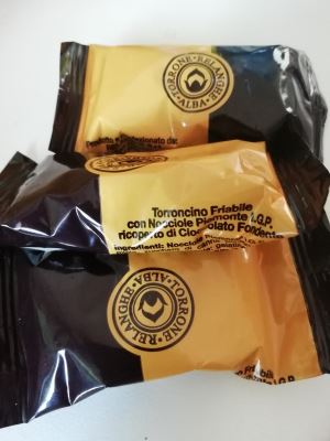 Torroncini friabile con nocciole Piemonte igp ricoperto di cioccolato fondente