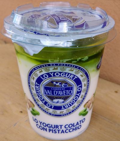 Yogurt colato con pistacchio