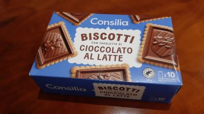 Biscotti con tavoletta di cioccolato al altte