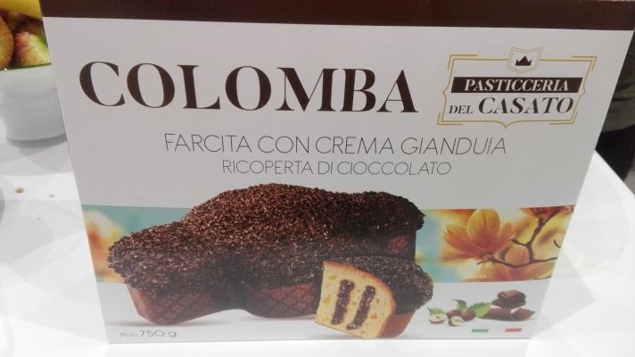 Colomba farcita con crema Gianduia ricoperta di cioccolato