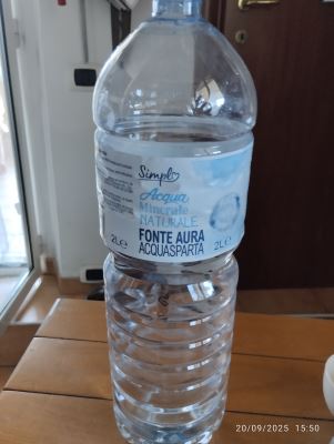 Acqua minerale naturale fonte Aura