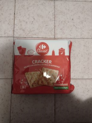 Cracker salati con granelli di sale in superficie 