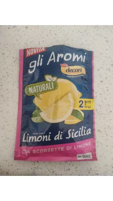 Gli aromi al limone con scorzette di limone