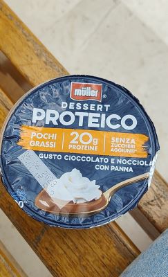 Dessert proteico gusto cioccolato e nocciola con panna