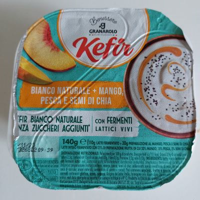 Kefir con mango, pesca e semi di chia