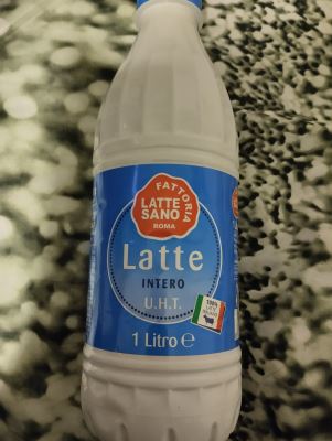 Latte intero U.H.T.