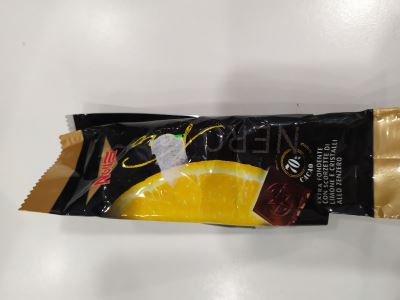 Cioccolato extra fondente con scorzette di limone e cristalli allo zenzero