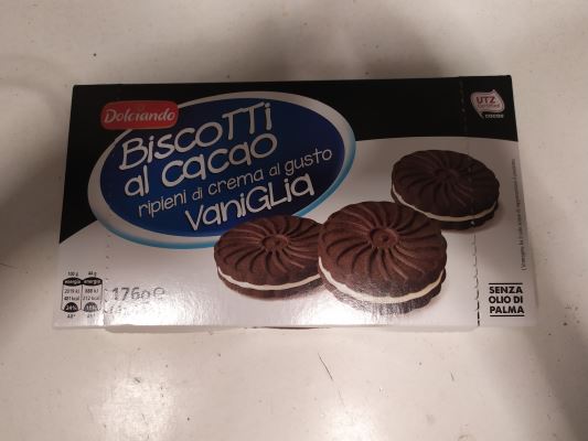 Biscotti al cacao ripieni di crema al gusto vaniglia