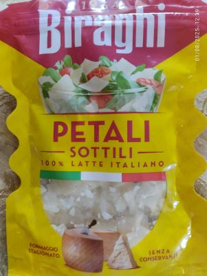 Petali sottili di formaggio stagionato