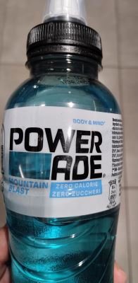 Power Ade al gusto di frutti di bosco