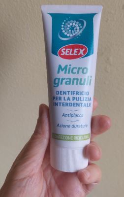 Dentifricio ai microgranuli
