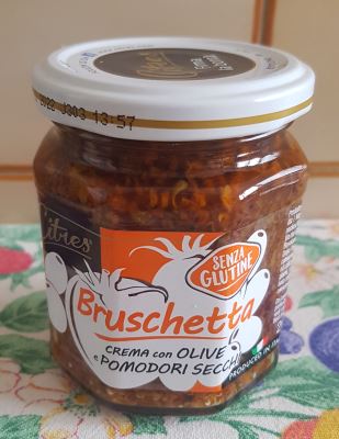 Bruschetta crema con olive e pomodori secchi 