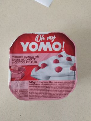 Yogurt bianco più sfere ricoperte di cioccolato ruby