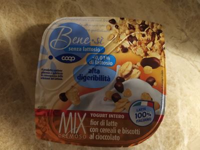 Yogurt intero fior di latte con cereali e biscotti al cioccolato
