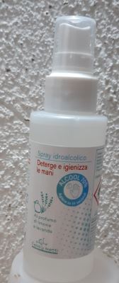 Spray idroalcolico per le mani